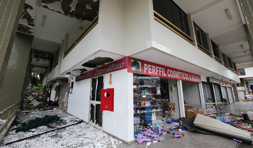 BRASÍLIA, DF, 15.12.2013: EXPLOSÃO EM RESTAURANTE/DF - Um vazamento de gás causou uma explosão na 409 Norte. Três pessoas que passavam em frente ficaram feridas. O restaurante e lojas ficaram destruído, apartamentos que ficam em cima do bloco comercial e (Foto: Leonardo Lucena) BRASÍLIA, DF, 15.12.2013: EXPLOSÃO EM RESTAURANTE/DF - Um vazamento de gás causou uma explosão na 409 Norte. Três pessoas que passavam em frente ficaram feridas. O restaurante e lojas ficaram destruído, apartamentos que ficam em cima do bloco comercial e