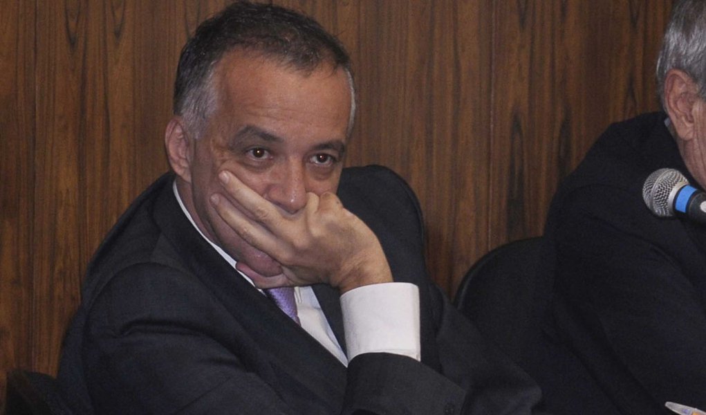 Brasilia - O Empresário envolvido com a exploração de jogos ilegais Carlos Augusto Ramos, o Carlinhos Cachoeira, acompanhado da esposa, Andressa Mendonça, durante depoimento na Comissão Parlamentar Mista de Inquérito que investiga a rede de influência do (Foto: Realle Palazzo-Martini) Brasilia - O Empresário envolvido com a exploração de jogos ilegais Carlos Augusto Ramos, o Carlinhos Cachoeira, acompanhado da esposa, Andressa Mendonça, durante depoimento na Comissão Parlamentar Mista de Inquérito que investiga a rede de influência do