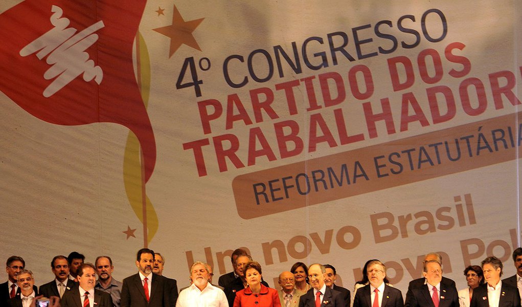 presidenta Dilma Roussef e ex-presidente Lula participam do 4º Congresso Nacional do PT começa hoje (2) e vai até domingo (4), no Centro de Convenções Brasil 21, em Brasília.O evento deve reunir 1.350 delegados que vão discutir e aprovar as alterações n (Foto: Roberta Namour) presidenta Dilma Roussef e ex-presidente Lula participam do 4º Congresso Nacional do PT começa hoje (2) e vai até domingo (4), no Centro de Convenções Brasil 21, em Brasília.O evento deve reunir 1.350 delegados que vão discutir e aprovar as alterações n