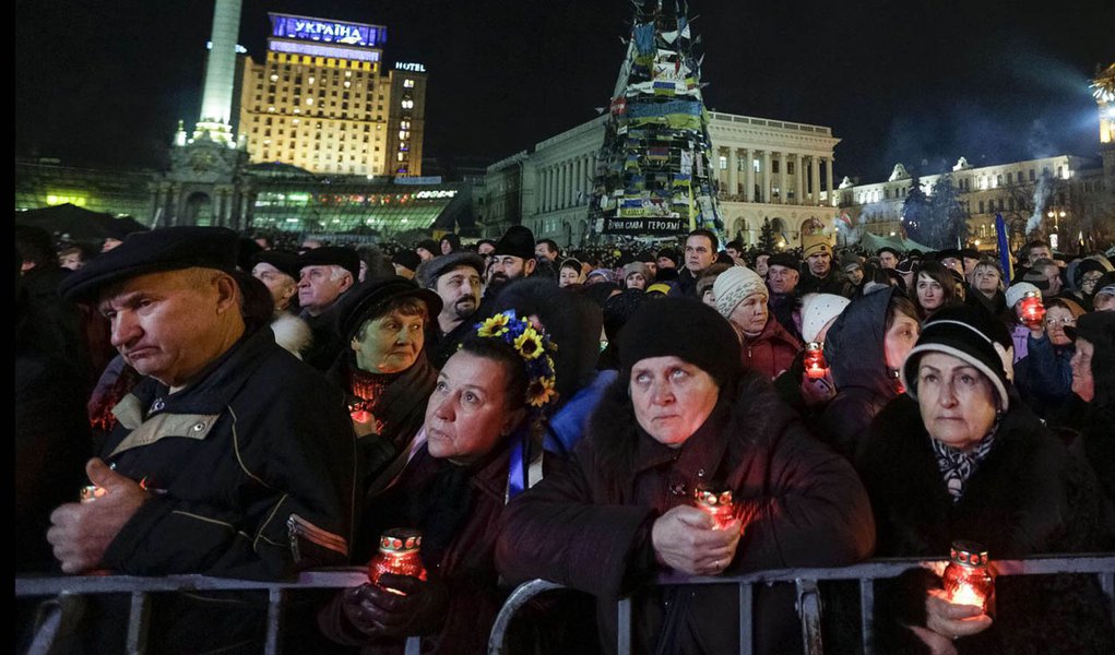 People attend a rally in Independence Square in Kiev, February 26, 2014. Ukraine's protest leaders on Wednesday named former economy minister Arseny Yatseniuk as their choice to head a new government following the overthrow of President Viktor Yanukovich. (Foto: Gisele Federicce) People attend a rally in Independence Square in Kiev, February 26, 2014. Ukraine's protest leaders on Wednesday named former economy minister Arseny Yatseniuk as their choice to head a new government following the overthrow of President Viktor Yanukovich.
