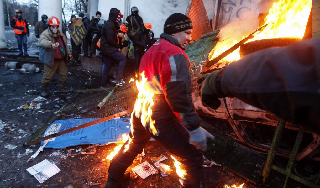 A pro-European integration protester catches fire during clashes with police in Kiev January 20, 2014. Ukrainian President Viktor Yanukovich named a top aide to organize peace talks with the opposition after violent clashes between police and protesters i (Foto: Leonardo Attuch) A pro-European integration protester catches fire during clashes with police in Kiev January 20, 2014. Ukrainian President Viktor Yanukovich named a top aide to organize peace talks with the opposition after violent clashes between police and protesters i