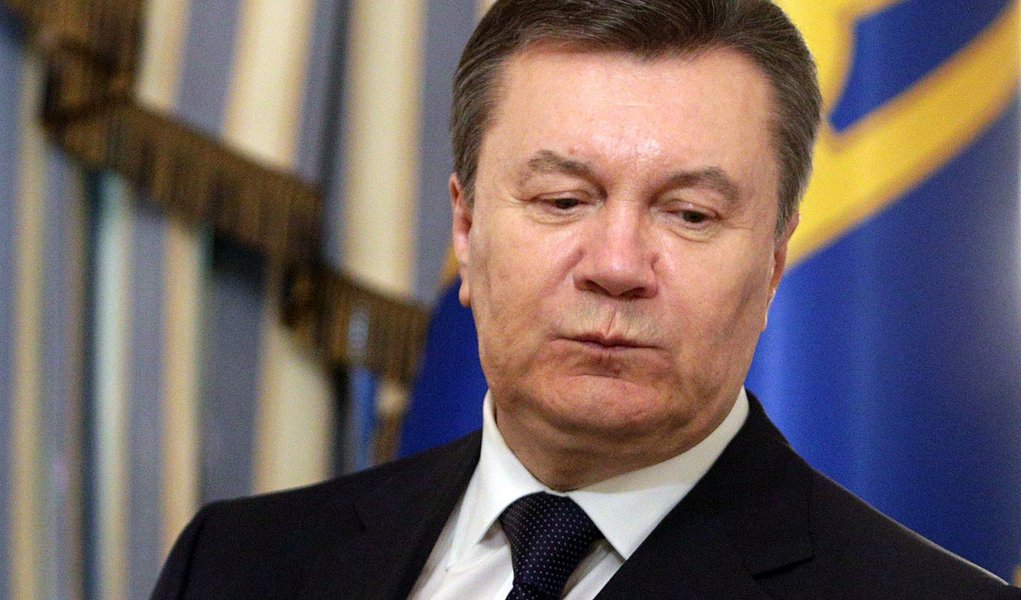 Ukraine's President Viktor Yanukovich looks on during a signing ceremony of an EU-mediated peace deal with opposition leaders at the presidential headquarters in Kiev in this picture taken on February 21, 2014. Protesters seized the Kiev office of Preside (Foto: Roberta Namour) Ukraine's President Viktor Yanukovich looks on during a signing ceremony of an EU-mediated peace deal with opposition leaders at the presidential headquarters in Kiev in this picture taken on February 21, 2014. Protesters seized the Kiev office of Preside