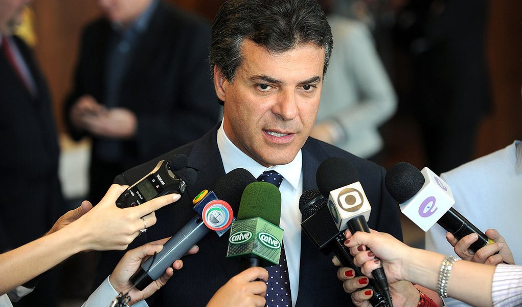 Governador Beto Richa, assina lei sobre medidas de incentivo à pesquisa científica e tecnológica em ambiente produtivo no estado do Paraná, acompanhado pelo, representante do vice-governador, Paulo Schmidt, secretário chefe da casa civil, Luiz Eduardo Seb (Foto: Roberta Namour) Governador Beto Richa, assina lei sobre medidas de incentivo à pesquisa científica e tecnológica em ambiente produtivo no estado do Paraná, acompanhado pelo, representante do vice-governador, Paulo Schmidt, secretário chefe da casa civil, Luiz Eduardo Seb