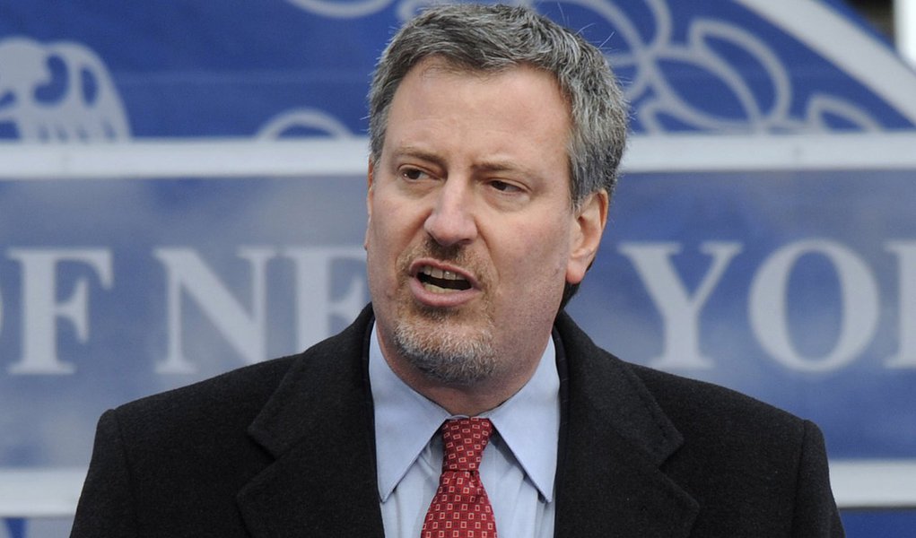 FILE - In this file photo of Jan. 1, 2010, New York City Public Advocate Bill de Blasio delivers his acceptance speech after being sworn in during a ceremony on the steps of City Hall in New York. The 51-year-old Brooklyn resident announced Sunday, Jan. (Foto: Gisele Federicce) FILE - In this file photo of Jan. 1, 2010, New York City Public Advocate Bill de Blasio delivers his acceptance speech after being sworn in during a ceremony on the steps of City Hall in New York. The 51-year-old Brooklyn resident announced Sunday, Jan.
