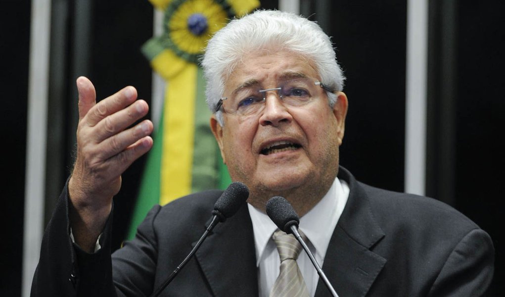 Senador Roberto Requião (PMDB-PR) pede votação do projeto que facilita o pagamento das dívidas de estados e municípios com a União (PLC 99/13) (Foto: Leonardo Lucena) Senador Roberto Requião (PMDB-PR) pede votação do projeto que facilita o pagamento das dívidas de estados e municípios com a União (PLC 99/13)