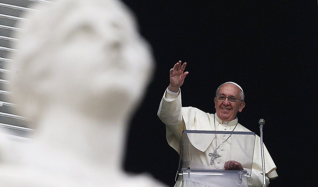 Pope Francisn waves as he leads the Angelus prayer from the window of the Apostolic palace at the Vatican December 22, 2013.
REUTERS/Alessandro Bianchi (VATICAN - Tags: RELIGION) (Foto: Leonardo Attuch) Pope Francisn waves as he leads the Angelus prayer from the window of the Apostolic palace at the Vatican December 22, 2013.
REUTERS/Alessandro Bianchi (VATICAN - Tags: RELIGION)
