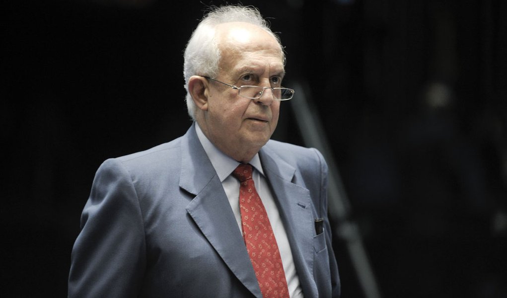 Senador Jarbas Vasconcelos (PMDB-PE) lamenta a morte do artista plástico pernambucano Gilvan Samico, um dos maiores gravuristas do país (Foto: Fatima 247) Senador Jarbas Vasconcelos (PMDB-PE) lamenta a morte do artista plástico pernambucano Gilvan Samico, um dos maiores gravuristas do país