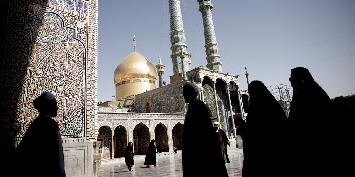 TO GO WITH AFP STORY BY FARHAD POULADI
Pilgrims and clergymen walk across the courtyard of the Massoumeh holy shrine in the religious Shiite Muslim city of Qom, some 130 kilometres south of the capital, on June 9, 2013. Iran's powerful bazaar merchants a (Foto: Leonardo Attuch) TO GO WITH AFP STORY BY FARHAD POULADI
Pilgrims and clergymen walk across the courtyard of the Massoumeh holy shrine in the religious Shiite Muslim city of Qom, some 130 kilometres south of the capital, on June 9, 2013. Iran's powerful bazaar merchants a