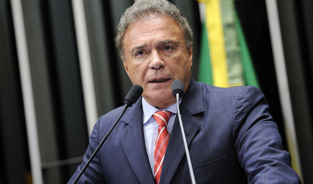 Senador Alvaro Dias (PSDB-PR) afirma que parlamentares do PT contam com a falta de memória do povo quando afirmam que o partido salvou o Plano Real (Foto: Roberta Namour) Senador Alvaro Dias (PSDB-PR) afirma que parlamentares do PT contam com a falta de memória do povo quando afirmam que o partido salvou o Plano Real