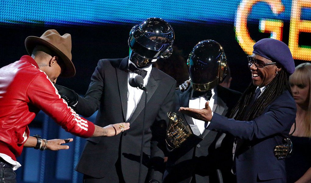 From left, Pharrell Williams, Daft Punk and Nile Rodgers accept the award for best pop/duo group performance at the 56th annual GRAMMY Awards at Staples Center on Sunday, Jan. 26, 2014, in Los Angeles. (Photo by Matt Sayles/Invision/AP) (Foto: Matt Sayles) From left, Pharrell Williams, Daft Punk and Nile Rodgers accept the award for best pop/duo group performance at the 56th annual GRAMMY Awards at Staples Center on Sunday, Jan. 26, 2014, in Los Angeles. (Photo by Matt Sayles/Invision/AP)