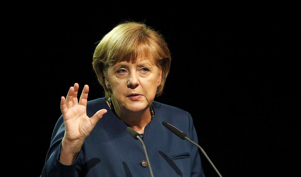 German Chancellor Angela Merkel gestures as she gives a speech at the German sustainable development congress in Berlin, May 13, 2013. REUTERS/Fabrizio Bensch (GERMANY - Tags: POLITICS ENVIRONMENT HEADSHOT) (Foto: Aquiles Lins) German Chancellor Angela Merkel gestures as she gives a speech at the German sustainable development congress in Berlin, May 13, 2013. REUTERS/Fabrizio Bensch (GERMANY - Tags: POLITICS ENVIRONMENT HEADSHOT)