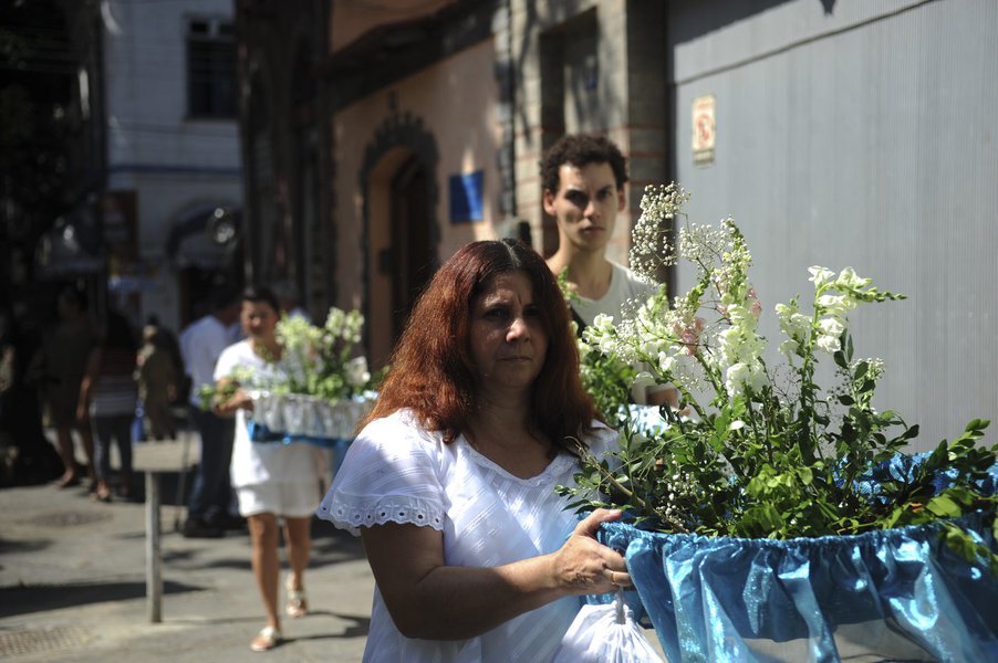 Rio de Janeiro - Centenas de fi�is umbandistas participam da carreata 9� Barco de Iemanj�, em prociss�o de pouco mais de 10 quil�metros, do bairro do Est�cio at� o Posto 3 da praia de Copacabana. (Foto: Gisele Federicce) Rio de Janeiro - Centenas de fi�is umbandistas participam da carreata 9� Barco de Iemanj�, em prociss�o de pouco mais de 10 quil�metros, do bairro do Est�cio at� o Posto 3 da praia de Copacabana.