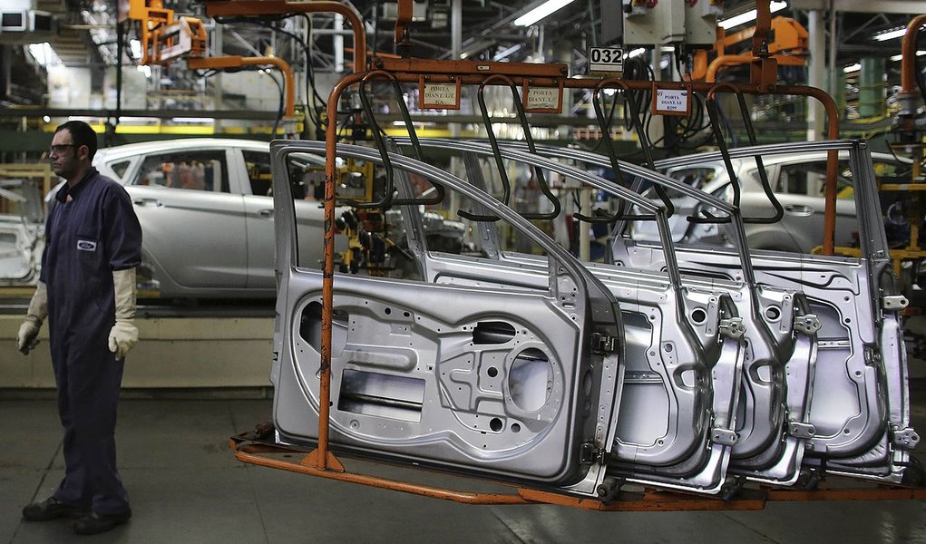 A Brazilian worker stands next to doors of a Ford car on a assembly line at Sao Bernardo do Campo Ford plant, near Sao Paulo August 13, 2013. The pace of vehicle production in Brazil slipped in July to the lowest daily rate in five months as factories, fa (Foto: Gisele Federicce) A Brazilian worker stands next to doors of a Ford car on a assembly line at Sao Bernardo do Campo Ford plant, near Sao Paulo August 13, 2013. The pace of vehicle production in Brazil slipped in July to the lowest daily rate in five months as factories, fa