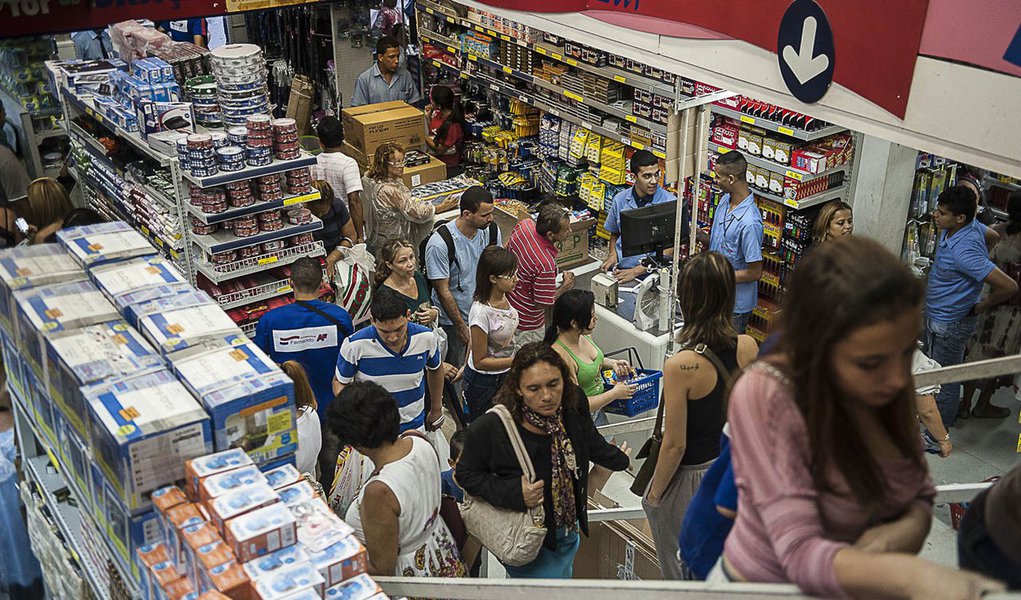 SÃO PAULO, SP, BRASIL, 10-01-2013, 15h30: Grande movimentação para compra de material escolar em loja na rua 25 de Março, em São Paulo. (Foto: Marcelo Camargo/ABr) (Foto: Paulo Emílio) SÃO PAULO, SP, BRASIL, 10-01-2013, 15h30: Grande movimentação para compra de material escolar em loja na rua 25 de Março, em São Paulo. (Foto: Marcelo Camargo/ABr)