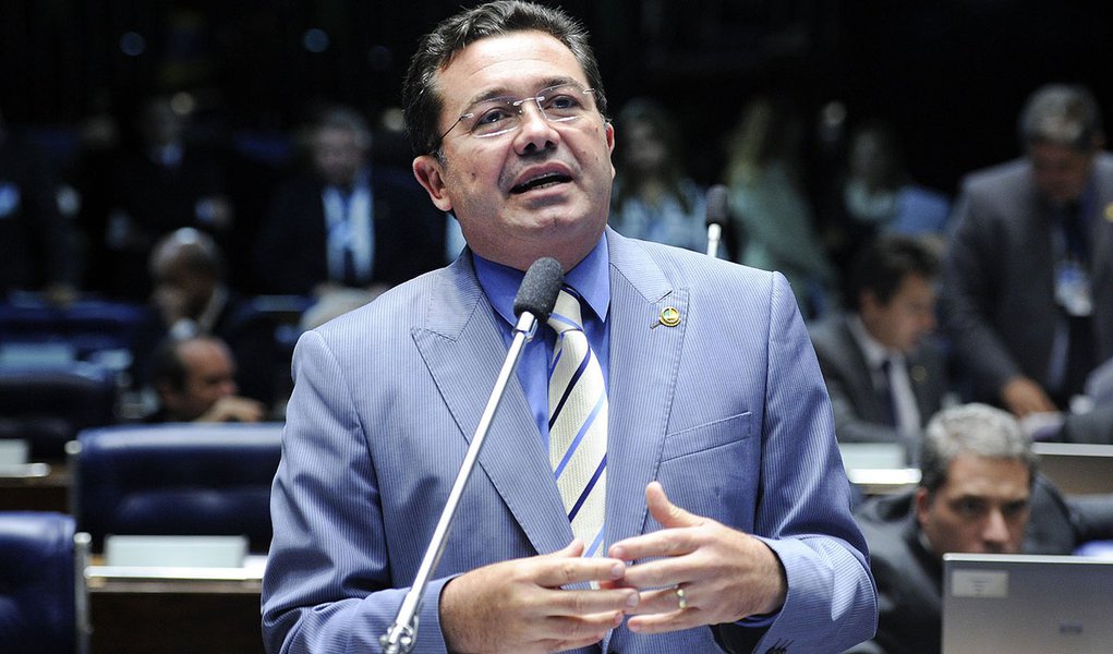 Senador Vital do Rêgo (PMDB-PB) elogia o líder do PSDB no Senado, senador Aloysio Nunes Ferreira (PSDB-SP), que foi reconduzido à Liderança do partido para atuar em 2014 (Foto: Roberta Namour) Senador Vital do Rêgo (PMDB-PB) elogia o líder do PSDB no Senado, senador Aloysio Nunes Ferreira (PSDB-SP), que foi reconduzido à Liderança do partido para atuar em 2014