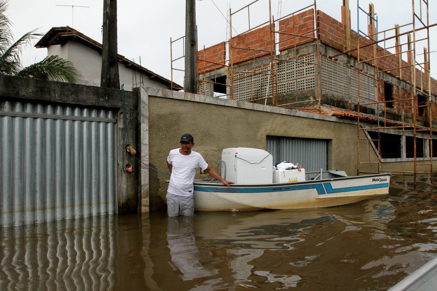 SERRA, ES, 26.12.2013: ENCHENTE/CHUVA/ES - Vista da enchente no bairro de S�o Patr�cio, na regi�o do Jacara�pe, no munic�pio de Serra - Vista da cratera que se abriu na rodovia ES-010, na sexta-feira (20),que liga Vit�ria a Nova Almeida, na altura do (Foto: Gisele Federicce) SERRA, ES, 26.12.2013: ENCHENTE/CHUVA/ES - Vista da enchente no bairro de S�o Patr�cio, na regi�o do Jacara�pe, no munic�pio de Serra - Vista da cratera que se abriu na rodovia ES-010, na sexta-feira (20),que liga Vit�ria a Nova Almeida, na altura do