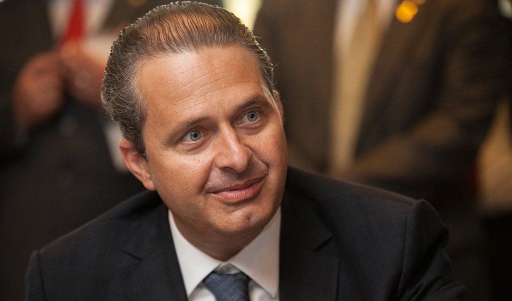 SÃO PAULO, SP - 19.08.2013: CAMPOS/REUNIÃO/SECOVI/SP - O governador de Pernambuco e presidente do PSB, Eduardo Campos, concede entrevista coletiva após participar de reunião no Secovi, maior sindicato do mercado imobiliário da América Latina, na Vila Mari (Foto: Gisele Federicce) SÃO PAULO, SP - 19.08.2013: CAMPOS/REUNIÃO/SECOVI/SP - O governador de Pernambuco e presidente do PSB, Eduardo Campos, concede entrevista coletiva após participar de reunião no Secovi, maior sindicato do mercado imobiliário da América Latina, na Vila Mari