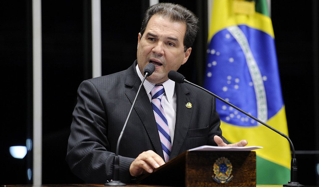Senador Eduardo Lopes (PRB-RJ) comemora promulgação da emenda que beneficia médicos militares (Foto: Roberta Namour) Senador Eduardo Lopes (PRB-RJ) comemora promulgação da emenda que beneficia médicos militares