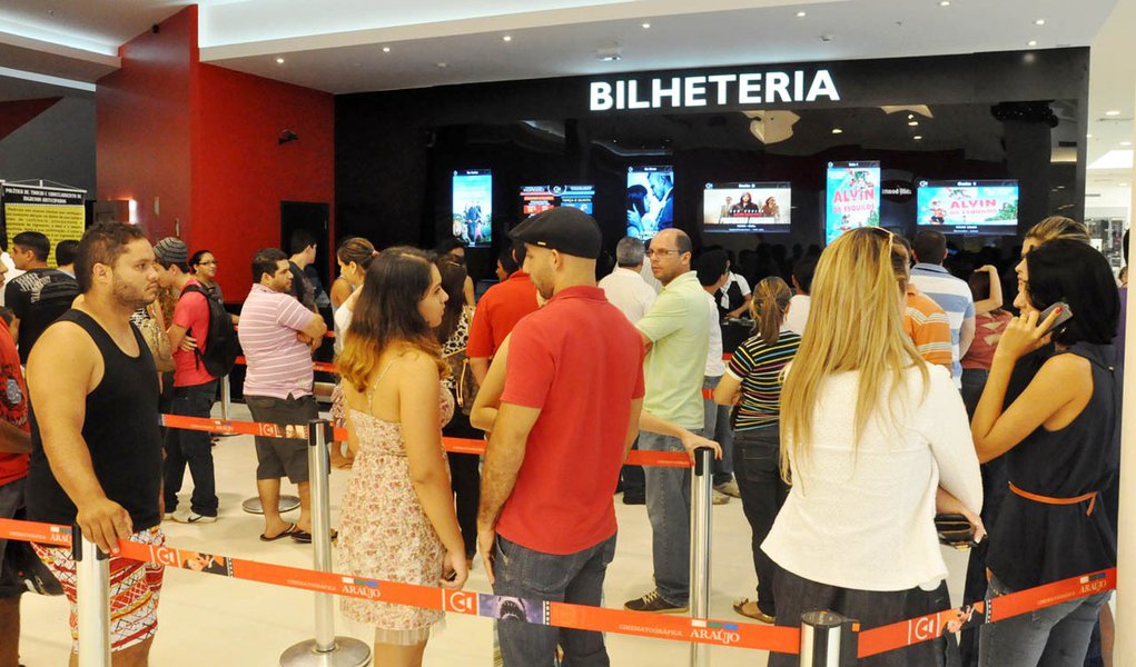 Rio Branco- Acre/ 04-01-2012, 12h VIA VERDE SHOPPING.Acreanos visitam habitualmente o shopping durante almoço e fazem compras durante passeio.Foto Victor Augusto/Folhapress/ (Foto: Romulo Faro) Rio Branco- Acre/ 04-01-2012, 12h VIA VERDE SHOPPING.Acreanos visitam habitualmente o shopping durante almoço e fazem compras durante passeio.Foto Victor Augusto/Folhapress/