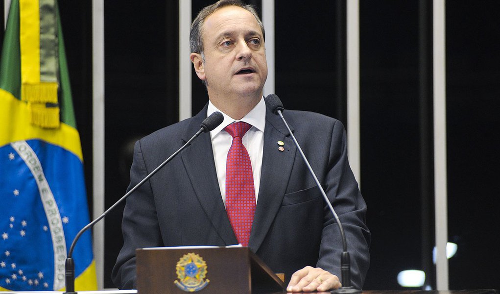 Em discurso na tribuna do plenário do Senado, deputado Vieira da Cunha.
Sessão solene em comemoração aos 190 anos do Parlamento brasileiro.
(Foto: Roberta Namour) Em discurso na tribuna do plenário do Senado, deputado Vieira da Cunha.
Sessão solene em comemoração aos 190 anos do Parlamento brasileiro.