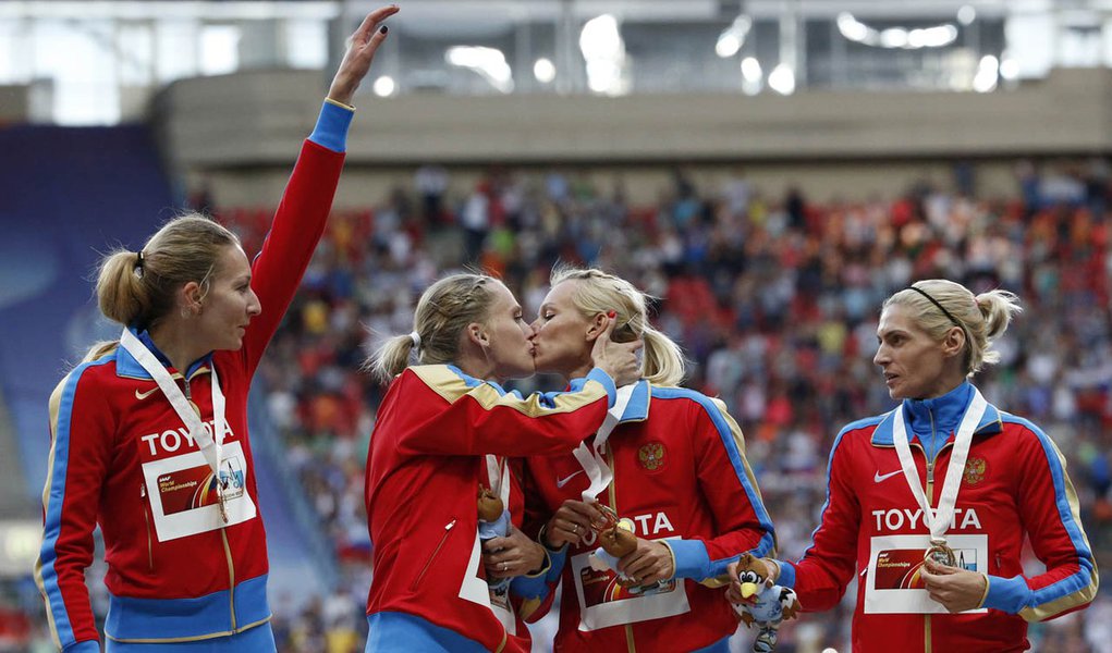 Gold medallists team Russia kiss and celebrate at the women's 4x400 metres relay victory ceremony during the IAAF World Athletics Championships at the Luzhniki stadium in Moscow August 17, 2013. From left: Yulia Gushchina, Kseniya Ryzhova, Tatyana Firova (Foto: Gisele Federicce) Gold medallists team Russia kiss and celebrate at the women's 4x400 metres relay victory ceremony during the IAAF World Athletics Championships at the Luzhniki stadium in Moscow August 17, 2013. From left: Yulia Gushchina, Kseniya Ryzhova, Tatyana Firova