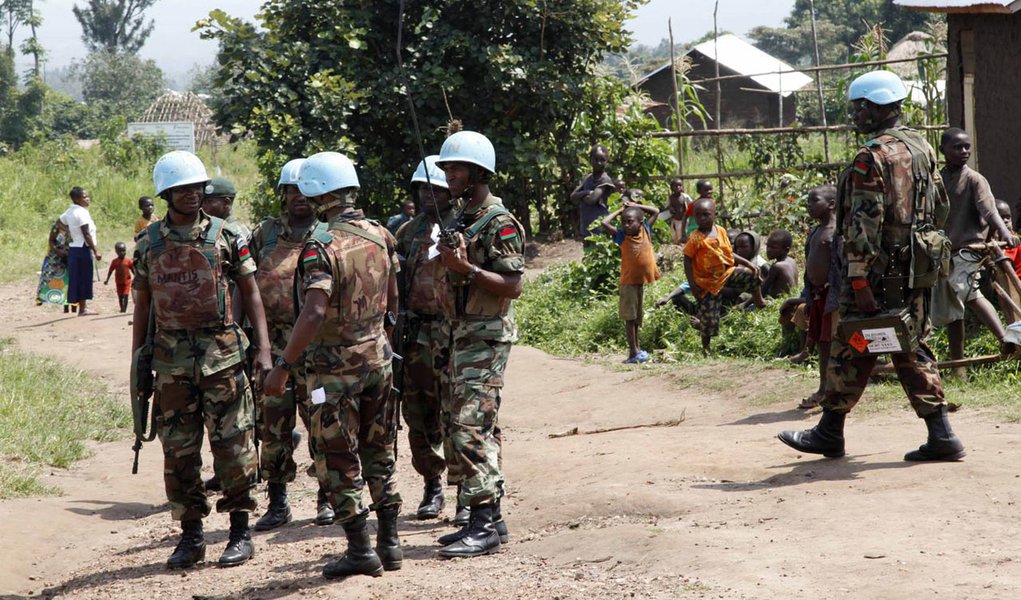 Soldiers from the United Nations intervention brigade exchange information next to a village during a patrol in Virunga National Park in the Democratic Republic of Congo, December 17, 2013. REUTERS/Kenny Katombe (DEMOCRATIC REPUBLIC OF CONGO - Tags: CIVIL (Foto: José Barbacena) Soldiers from the United Nations intervention brigade exchange information next to a village during a patrol in Virunga National Park in the Democratic Republic of Congo, December 17, 2013. REUTERS/Kenny Katombe (DEMOCRATIC REPUBLIC OF CONGO - Tags: CIVIL