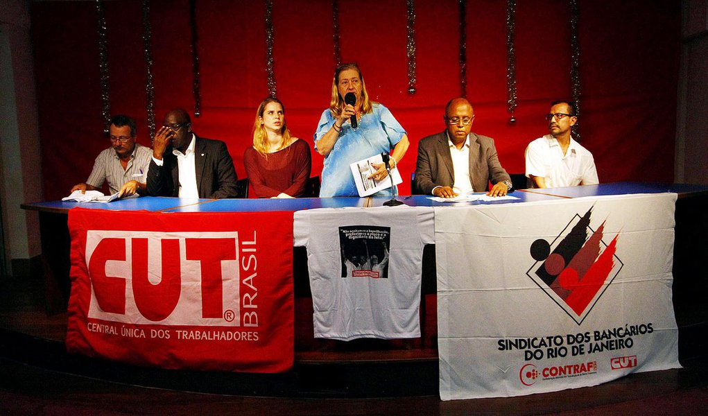 RIO DE JANEIRO,RJ,19.12.2013:ATO/ANULAÇÃO DA AÇÃO PENAL 470/SINDICATO DOS BANCÁRIOS - Ato pela anulação da Ação Penal 470, no Sindicato dos Bancários, em protesto contra violações dos presos “Políticos” a mando do Supremo Tribunal Federal (STF), no Rio de (Foto: Roberta Namour) RIO DE JANEIRO,RJ,19.12.2013:ATO/ANULAÇÃO DA AÇÃO PENAL 470/SINDICATO DOS BANCÁRIOS - Ato pela anulação da Ação Penal 470, no Sindicato dos Bancários, em protesto contra violações dos presos “Políticos” a mando do Supremo Tribunal Federal (STF), no Rio de