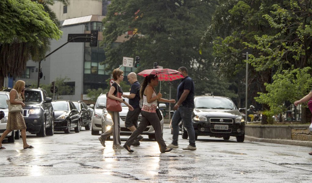 São Paulo- SP, 13/02/2014- Chuva no fim da tarde na cidade. Depois de um longo período sem chover, a cidade registra chuva na região da Avenida Paulista. (Foto: Gisele Federicce) São Paulo- SP, 13/02/2014- Chuva no fim da tarde na cidade. Depois de um longo período sem chover, a cidade registra chuva na região da Avenida Paulista.