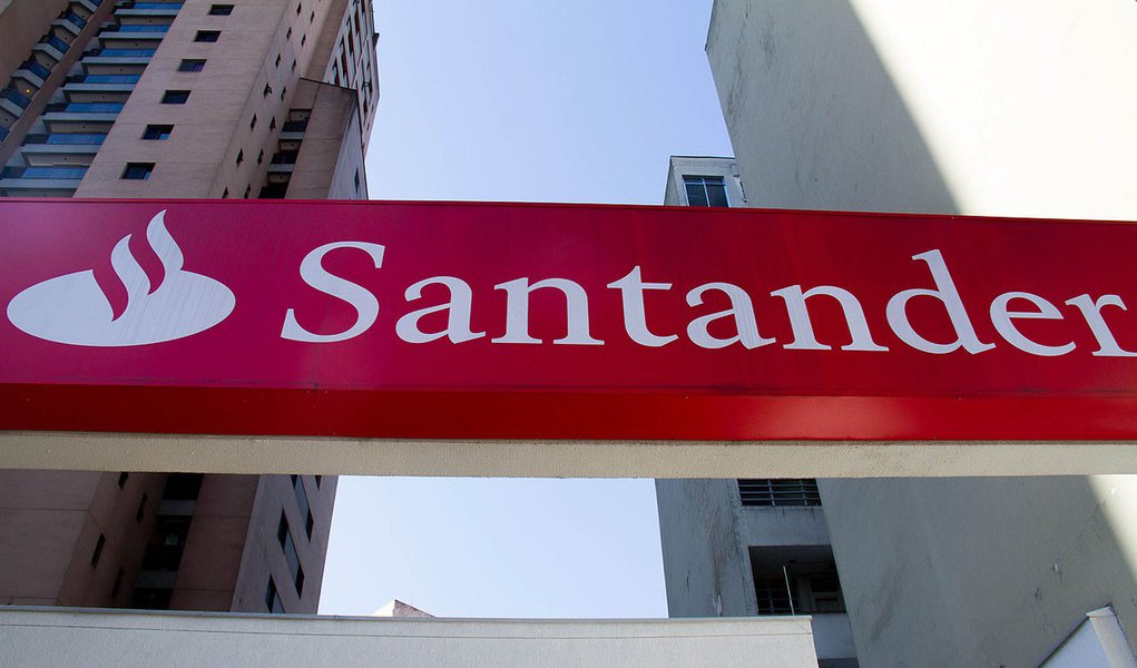 SÃO PAULO, SP, 26.07.2012: SANTANDER BRASIL - O Santander Brasil registrou uma queda de 5,5% no lucro do segundo trimestre em relação ao do mesmo período do ano passado, para R$ 1,46 bilhão. No semestre, o lucro ficou em R$ 3,2 bilhões, 4,3% menor qu (Foto: Nêggo Tom) SÃO PAULO, SP, 26.07.2012: SANTANDER BRASIL - O Santander Brasil registrou uma queda de 5,5% no lucro do segundo trimestre em relação ao do mesmo período do ano passado, para R$ 1,46 bilhão. No semestre, o lucro ficou em R$ 3,2 bilhões, 4,3% menor qu