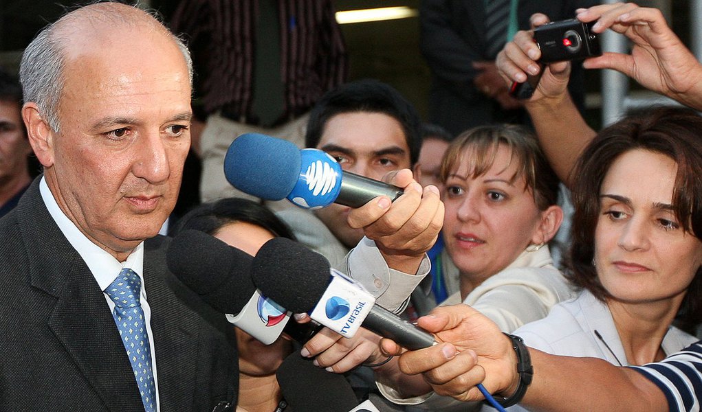 BRASÍLIA, DF, BRASIL 06-05-2010 17h50: Ex-governador Jose Roberto Arruda saindo do Forum da Justiça Federal, após depor sobre o escandalo de violação do painel de votação do Senado Federal em 2001. Politica. Foto: Alan Marques / Folha imagem. (Foto: Roberta Namour) BRASÍLIA, DF, BRASIL 06-05-2010 17h50: Ex-governador Jose Roberto Arruda saindo do Forum da Justiça Federal, após depor sobre o escandalo de violação do painel de votação do Senado Federal em 2001. Politica. Foto: Alan Marques / Folha imagem.