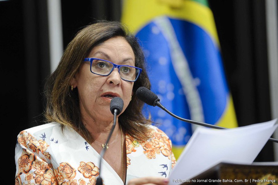Sessão solene destinada a comemorar o Dia Internacional da Mulher, com a entrega do Diploma Mulher-Cidadã Bertha Lutz 2013 e a instalar a Procuradoria da Mulher no Senado Federal.
Em discurso na tribuna do Senado, senadora Lídice da Mata (PSB-BA) (Foto: Voney Malta) Sessão solene destinada a comemorar o Dia Internacional da Mulher, com a entrega do Diploma Mulher-Cidadã Bertha Lutz 2013 e a instalar a Procuradoria da Mulher no Senado Federal.
Em discurso na tribuna do Senado, senadora Lídice da Mata (PSB-BA)