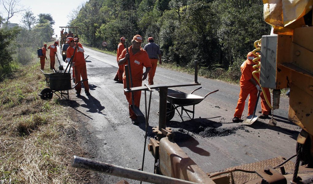 restauracao administracao direta pelo DER, trecho com 18,8 KM entre Vere - Dois Vizinhos - Alto Bela Vista - na foto o diretor do DER Rgerio Tizzot e Milton Bodolak-chefe da regional do DER em Cascavel vistoriam as obras. (Foto: Leonardo Lucena) restauracao administracao direta pelo DER, trecho com 18,8 KM entre Vere - Dois Vizinhos - Alto Bela Vista - na foto o diretor do DER Rgerio Tizzot e Milton Bodolak-chefe da regional do DER em Cascavel vistoriam as obras.