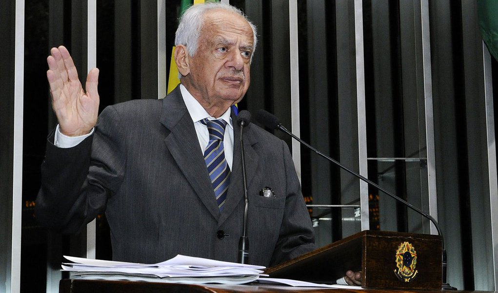 Senador Pedro Simon (PMDB-RS) diz estar confiante numa decisão do Supremo Tribunal Federal favorável ao pedido da oposição para que a CPI da Petrobras apure somente denúncias contra a estatal (Foto: Roberta Namour) Senador Pedro Simon (PMDB-RS) diz estar confiante numa decisão do Supremo Tribunal Federal favorável ao pedido da oposição para que a CPI da Petrobras apure somente denúncias contra a estatal