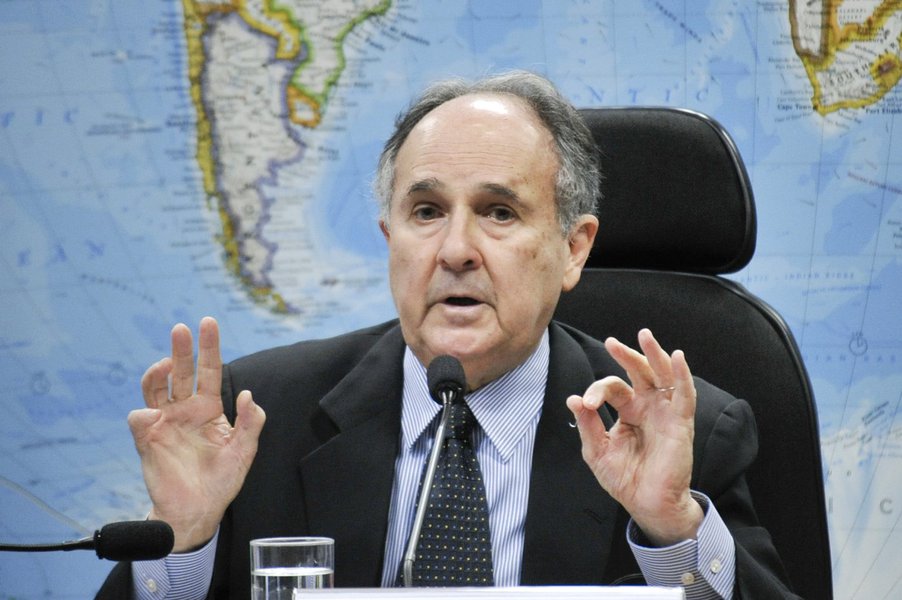 Senador Cristovam Buarque (PDT-DF) durante audiência pública que instrui a Sugestão (SUG) 8/14, de sua relatoria, que trata da regulamentação do uso da maconha (Foto: Gisele Federicce) Senador Cristovam Buarque (PDT-DF) durante audiência pública que instrui a Sugestão (SUG) 8/14, de sua relatoria, que trata da regulamentação do uso da maconha