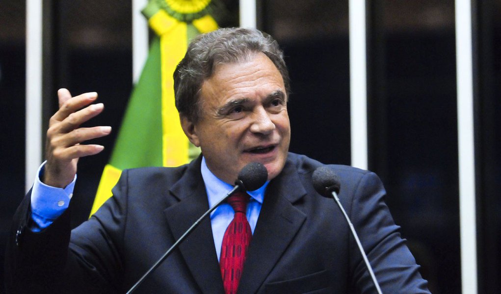Em pronunciamento na tribuna do Senado, senador Alvaro Dias (PSDB-PR). (Foto: Romulo Faro) Em pronunciamento na tribuna do Senado, senador Alvaro Dias (PSDB-PR).