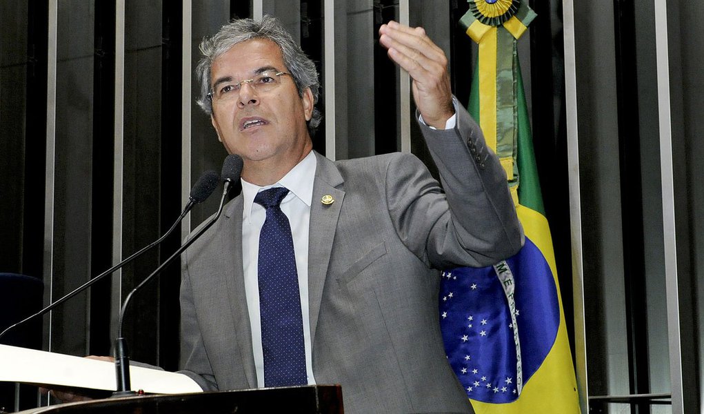 Senador Jorge Viana (PT-AC) defende iniciativa do governador do Acre, Tião Viana (PT), de facilitar o transporte dos imigrantes haitianos que chegam ao estado e procuram parentes e oportunidades em outras regiões do país (Foto: Romerito Aquino) Senador Jorge Viana (PT-AC) defende iniciativa do governador do Acre, Tião Viana (PT), de facilitar o transporte dos imigrantes haitianos que chegam ao estado e procuram parentes e oportunidades em outras regiões do país