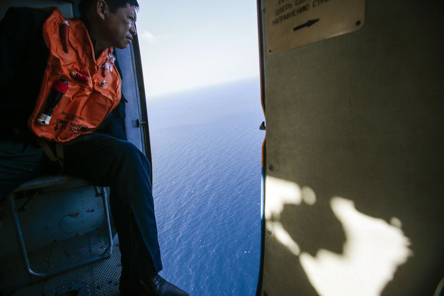 A military personnel looks out of a helicopter during a search and rescue mission off Vietnam's Tho Chu island March 10, 2014. The disappearance of Malaysia Airlines flight MH370, a Boeing 777-200ER jetliner, is an "unprecedented mystery", the country's c (Foto: Gisele Federicce) A military personnel looks out of a helicopter during a search and rescue mission off Vietnam's Tho Chu island March 10, 2014. The disappearance of Malaysia Airlines flight MH370, a Boeing 777-200ER jetliner, is an "unprecedented mystery", the country's c