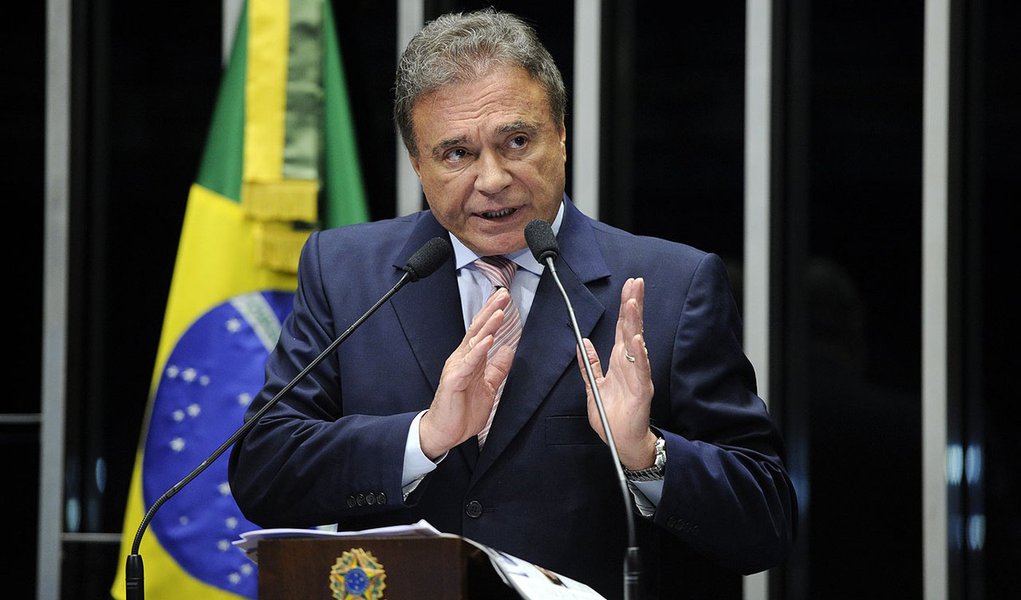 Senador Alvaro Dias (PSDB-PR) anuncia a apresentação de requerimento convidando o ex-secretário nacional de Justiça, Romeu Tuma Júnior, para falar sobre as revelações que fez em livro a respeito de uma suposta fábrica de dossiês no governo federal (Foto: Roberta Namour) Senador Alvaro Dias (PSDB-PR) anuncia a apresentação de requerimento convidando o ex-secretário nacional de Justiça, Romeu Tuma Júnior, para falar sobre as revelações que fez em livro a respeito de uma suposta fábrica de dossiês no governo federal