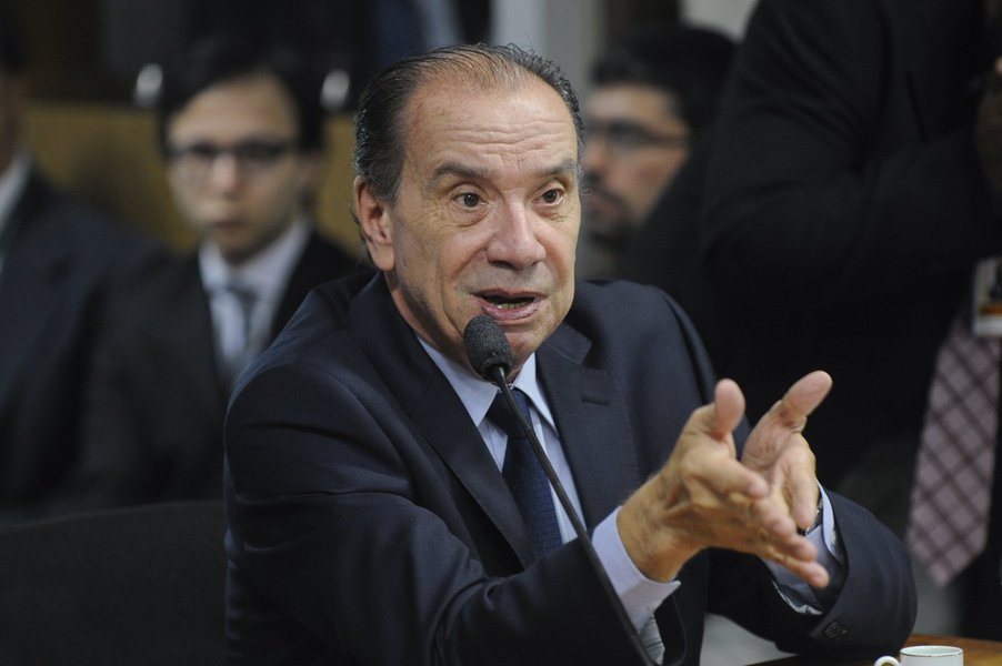 Senador Aloysio Nunes Ferreira (PSDB-SP) fala durante audiência pública da Comissão de Relações Exteriores e Defesa Nacional (CRE) destinada a debater as relações diplomáticas entre o Brasil e a França, com a presença do embaixador daquele país no Brasil (Foto: Gisele Federicce) Senador Aloysio Nunes Ferreira (PSDB-SP) fala durante audiência pública da Comissão de Relações Exteriores e Defesa Nacional (CRE) destinada a debater as relações diplomáticas entre o Brasil e a França, com a presença do embaixador daquele país no Brasil