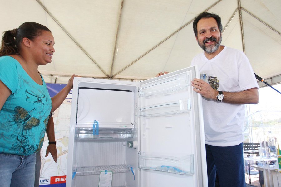 Brasília 17/08/2013 O Governadora Agnelo Queiroz e a primeira dama Ilza Queiroz durante Cidadania com Energia-Entrega de Geladeiras e Lâmpadas no Vale do Amanhecer
Local: Lote vazio na entrada do Vale do Amanhecer
Foto: Dênio Simões/GDF (Foto: Leonardo Attuch) Brasília 17/08/2013 O Governadora Agnelo Queiroz e a primeira dama Ilza Queiroz durante Cidadania com Energia-Entrega de Geladeiras e Lâmpadas no Vale do Amanhecer
Local: Lote vazio na entrada do Vale do Amanhecer
Foto: Dênio Simões/GDF