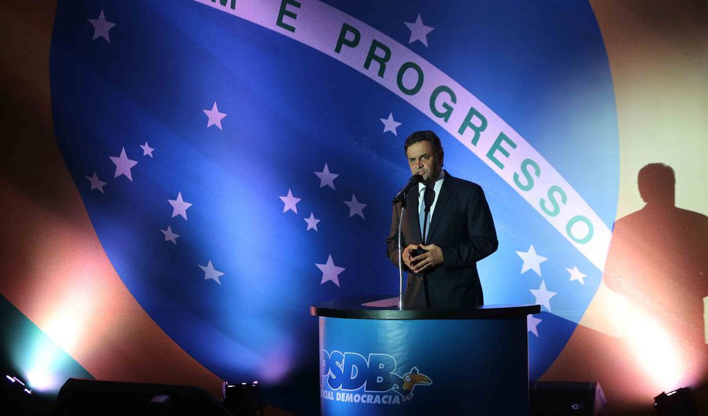 BRASÍLIA, DF, 17.12.2013: AÉCIO NEVES/DIRETRIZES - O senador e pré-candidato à presidência Aécio Neves (PSDB-MG), apresenta o documento com 12 diretrizes que servirão de base para a campanha presidencial de 2014, nesta terça-feira (17), no auditório Nere (Foto: Gisele Federicce) BRASÍLIA, DF, 17.12.2013: AÉCIO NEVES/DIRETRIZES - O senador e pré-candidato à presidência Aécio Neves (PSDB-MG), apresenta o documento com 12 diretrizes que servirão de base para a campanha presidencial de 2014, nesta terça-feira (17), no auditório Nere