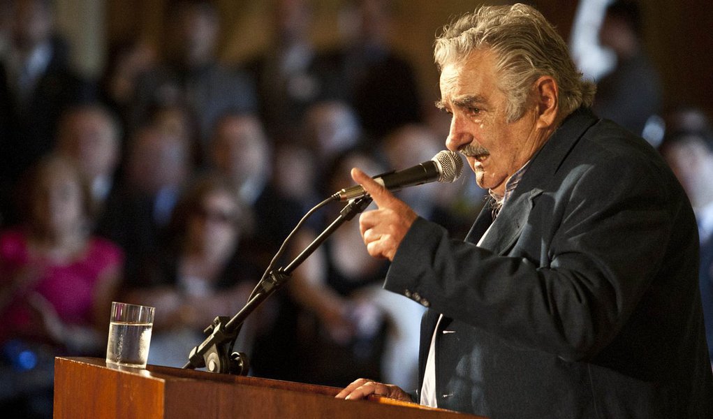 PORTO ALEGRE-RS, BRASIL, 08.11.11: O Governador Tarso Genro entrega ao Presidente da República Oriental do Uruguay José Pepe Mujica a medaha de Ponche Verde. Foto Eduardo Seidl/Palácio Piratini (Foto: Roberta Namour) PORTO ALEGRE-RS, BRASIL, 08.11.11: O Governador Tarso Genro entrega ao Presidente da República Oriental do Uruguay José Pepe Mujica a medaha de Ponche Verde. Foto Eduardo Seidl/Palácio Piratini