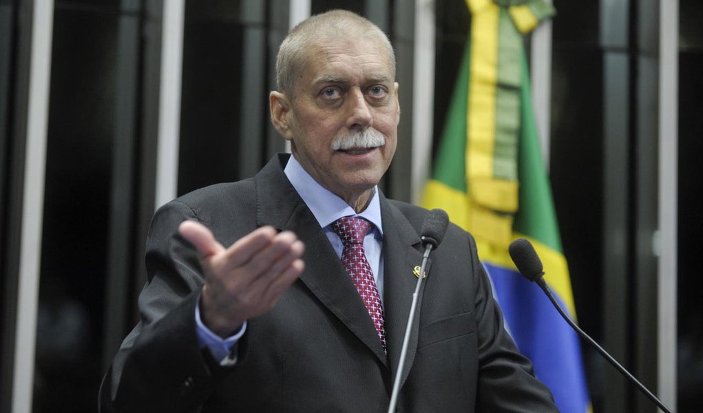 Senador João Ribeiro (PR-TO) declara apoio à medida provisória que cria o Programa Mais Médicos (MP 621/13) (Foto: Gisele Federicce) Senador João Ribeiro (PR-TO) declara apoio à medida provisória que cria o Programa Mais Médicos (MP 621/13)