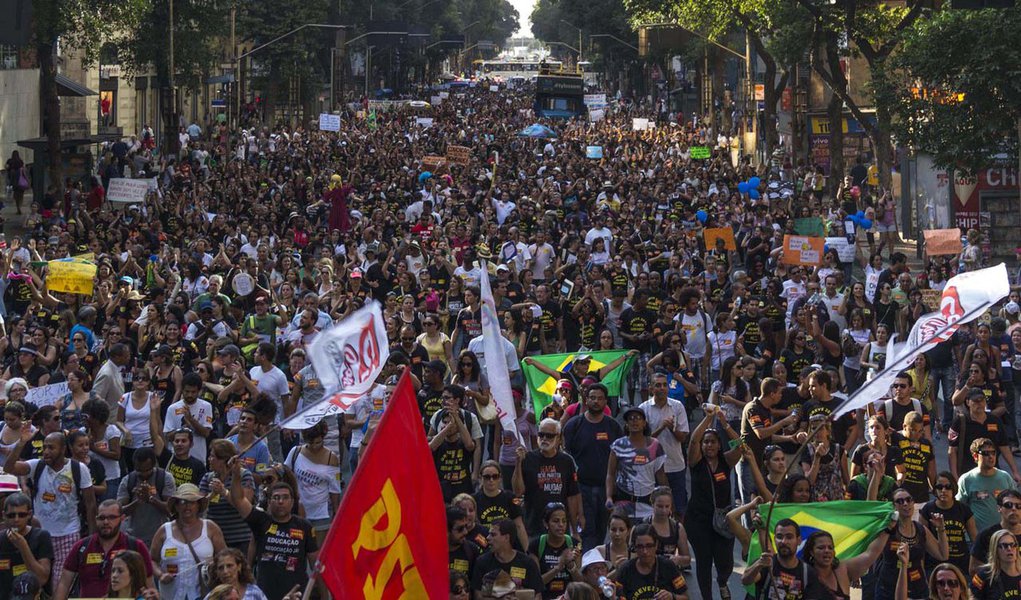 RIO DE JANEIRO,RJ,23.08.2013:PROTESTO/PROFESSORES MUNICIPAIS - Professores municipais realizam passeata reivindicando melhores condições para a categoria na Avenida Presidente Vargas no Rio de Janeiro (RJ), nesta sexta-feira (23). (Foto: Stefano Figalo/Fu (Foto: Gisele Federicce) RIO DE JANEIRO,RJ,23.08.2013:PROTESTO/PROFESSORES MUNICIPAIS - Professores municipais realizam passeata reivindicando melhores condições para a categoria na Avenida Presidente Vargas no Rio de Janeiro (RJ), nesta sexta-feira (23). (Foto: Stefano Figalo/Fu