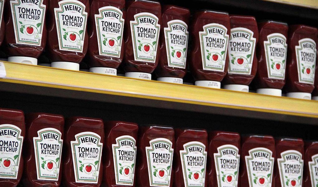 SÃO PAULO,SP,20.08.2013:ANVISA/KETCHUP HEINZ/SUSPENSÃO - Venda de ketchup Heinz nesta terça-feira (20), no supermercado Extra, no bairro do Jaguaré, zona oeste de São Paulo (SP). A Anvisa publicou no Diário Oficial da União desta terça-feira (20), a resol (Foto: Gisele Federicce) SÃO PAULO,SP,20.08.2013:ANVISA/KETCHUP HEINZ/SUSPENSÃO - Venda de ketchup Heinz nesta terça-feira (20), no supermercado Extra, no bairro do Jaguaré, zona oeste de São Paulo (SP). A Anvisa publicou no Diário Oficial da União desta terça-feira (20), a resol