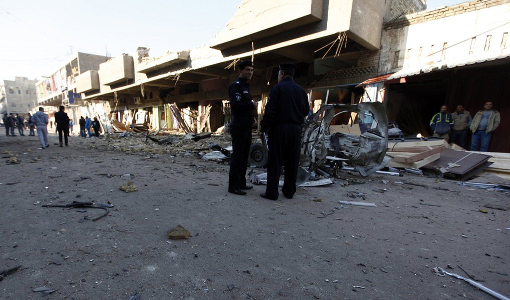 Iraqi policemen inspect the site of car bomb attack in Baghdad December 16, 2013. A series of suicide bombings and car and roadside bombs across Iraq killed at least 17 people on Monday, medical and police sources said. REUTERS/Ahmed Saad (IRAQ - Tags: CI (Foto: Gisele Federicce) Iraqi policemen inspect the site of car bomb attack in Baghdad December 16, 2013. A series of suicide bombings and car and roadside bombs across Iraq killed at least 17 people on Monday, medical and police sources said. REUTERS/Ahmed Saad (IRAQ - Tags: CI