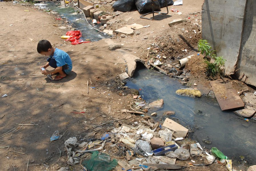 População das favelas sofre com a falta de saneamento (Foto: Paulo Emílio) População das favelas sofre com a falta de saneamento