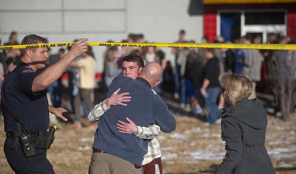 Students gather and reunite with their parents at a fast food joint across from Arapahoe High School, after a student opened fire in the school in Centennial, Colorado December 13, 2013. The student seeking to confront one of his teachers opened fire at t (Foto: Valter Lima) Students gather and reunite with their parents at a fast food joint across from Arapahoe High School, after a student opened fire in the school in Centennial, Colorado December 13, 2013. The student seeking to confront one of his teachers opened fire at t