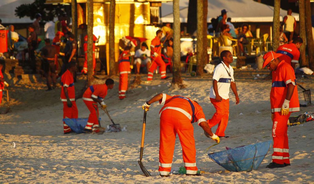 RIO DE JANEIRO,RJ,01.01.2014:RÉVEILLON 2014/COPACABANA/LIMPEZA - Equipes da Comlurb fazem a limpeza da orla de Copacabana, no Rio de Janeiro (RJ), na manhã desta quarta-feira (1), após a festa de Réveillon 2014. Algumas pessoas que participaram da festa t (Foto: Gisele Federicce) RIO DE JANEIRO,RJ,01.01.2014:RÉVEILLON 2014/COPACABANA/LIMPEZA - Equipes da Comlurb fazem a limpeza da orla de Copacabana, no Rio de Janeiro (RJ), na manhã desta quarta-feira (1), após a festa de Réveillon 2014. Algumas pessoas que participaram da festa t