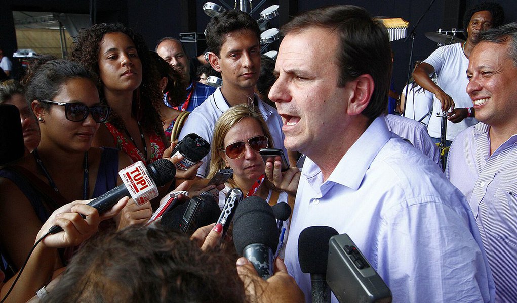 RIO DE JANEIRO,RJ,30.12.2013:EDUARDO PAES/PALCO RÉVEILLON/COPACABANA - O prefeito do Rio de Janeiro, Eduardo Paes visita a estrutura do palco principal para a festa do Réveillon 2014, na praia de Copacabana, no Rio de Janeiro (RJ), na manhã desta segunda- (Foto: Roberta Namour) RIO DE JANEIRO,RJ,30.12.2013:EDUARDO PAES/PALCO RÉVEILLON/COPACABANA - O prefeito do Rio de Janeiro, Eduardo Paes visita a estrutura do palco principal para a festa do Réveillon 2014, na praia de Copacabana, no Rio de Janeiro (RJ), na manhã desta segunda-